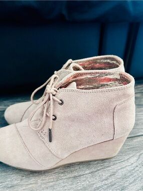 Women's Suede Lace-Up Wedge Ankle Boots - Blush